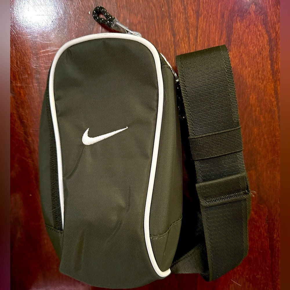 NIKE green mini crossbody bag to be worn diagonally across the chest